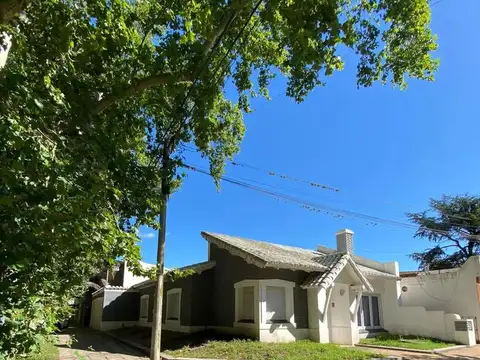 Casa en venta - 4 Dormitorios 2 Baños - 9 de Julio