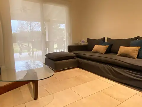Casa en Alquiler con 2 cocheras