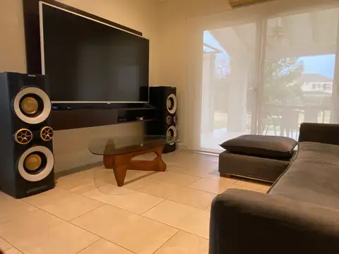 Casa 6 ambientes con 5 baños
