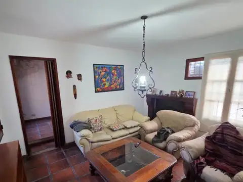 Casa 7 ambientes con 2 baños