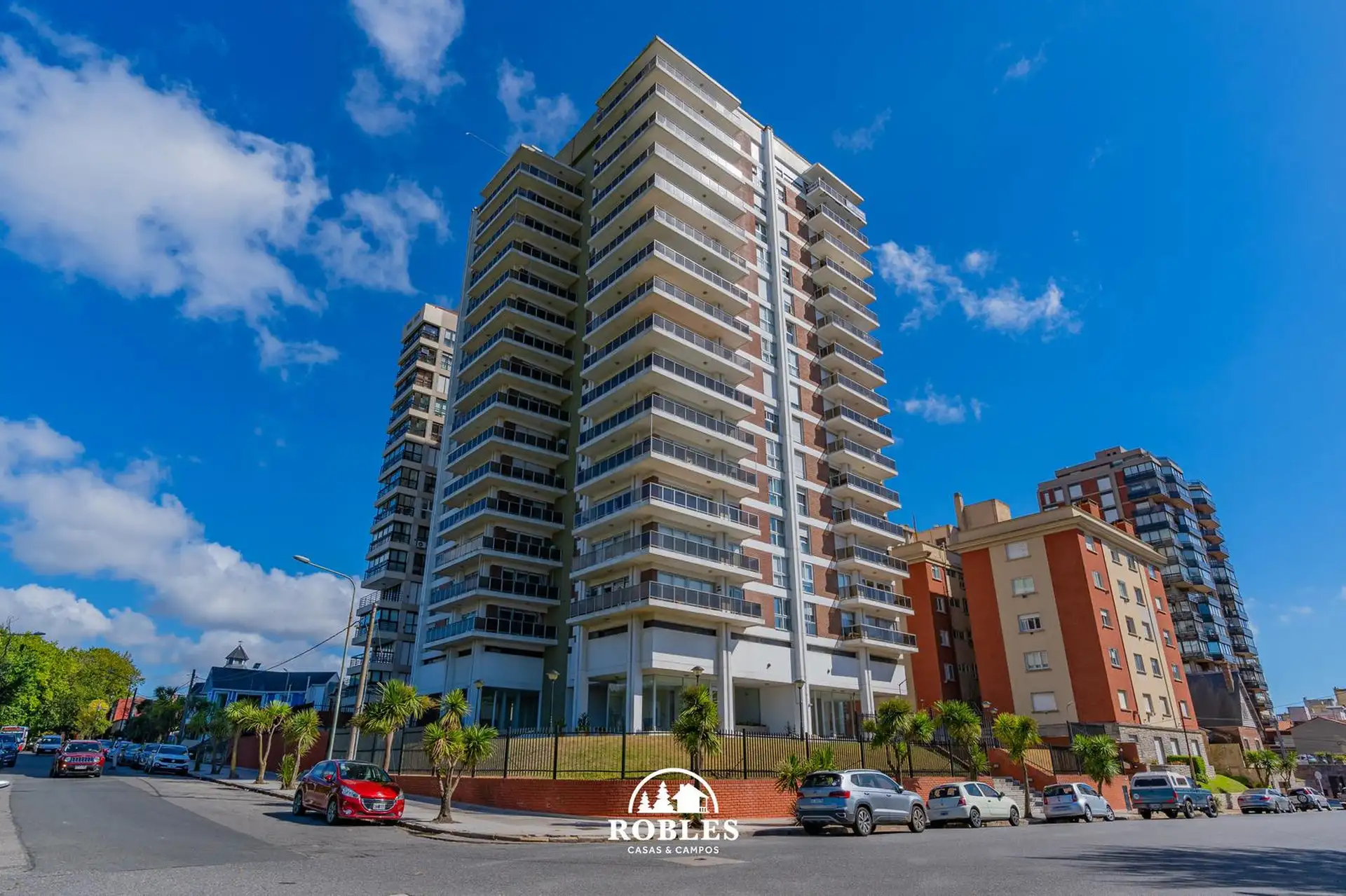 Triplex 5 amb, 326m² con 2 cocheras y vista al mar — Playa Grande