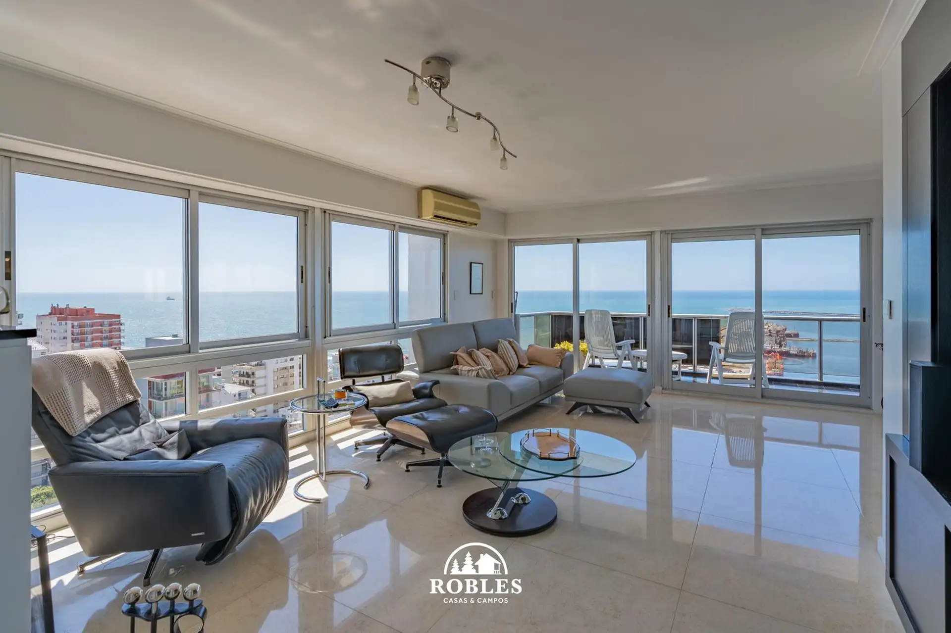 Triplex 5 amb, 326m² con 2 cocheras y vista al mar — Playa Grande