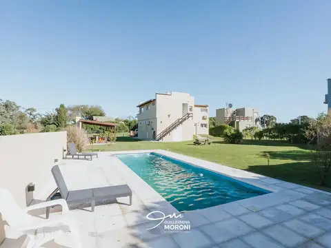Dúplex de tres ambientes c/ departamento independiente, quincho, parque y piscina, Chapadmalal