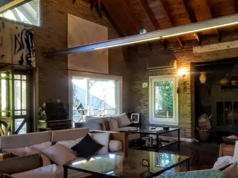 Casa 9 ambientes con 4 baños