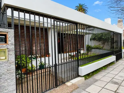CASA EN LOTE PROPIO DE 3 AMB CON QUINCHO Y COCHERA
