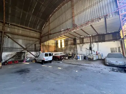 FÁBRICA 8.000M² - SALIDA A 2 CALLES - DEP. INDEP. + 2 CASAS - FINANCIA