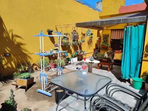 Casa de 4 ambientes con jardín y cochera cubierta