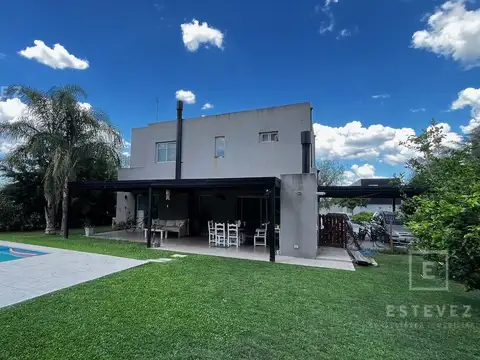 Casa en Venta con 2 cocheras