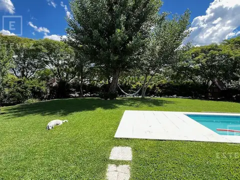 Casa de 3 dormitorios, dependencia, pileta, en venta, Barrio Cerrado