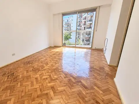 Espectacular departamento 2 ambientes contrafrente a pulmon de manzana | frente al hospital militar