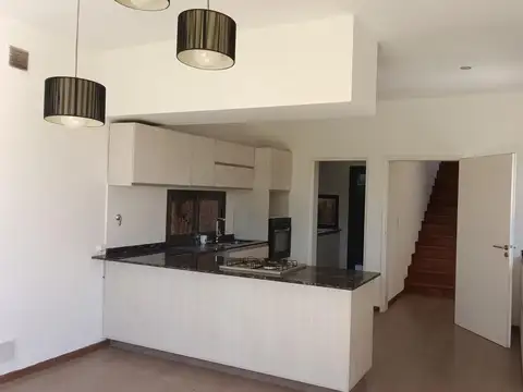 Casa en Alquiler con 2 cocheras