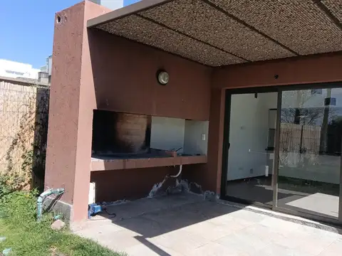 Casa 6 ambientes con 3 baños
