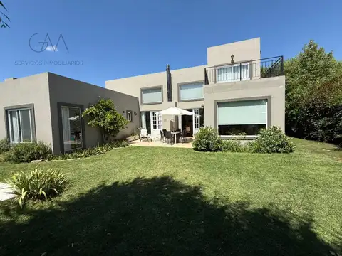 Casa 4 ambientes con 3 baños