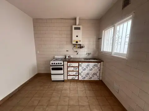 CASA DE PASILLO en ALQUILER, Amplia con patio, SIN EXPENSAS, centro rosario.
