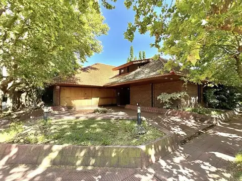 Casa de 4 ambientes más playroom en venta en Martinez