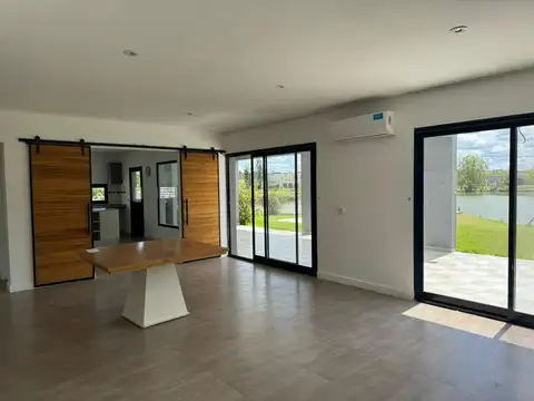 Casa en Alquiler con 2 cocheras