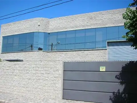 Galpón con 750 m2 construidos en venta en Castelar