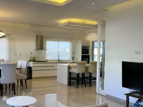 Casa 6 ambientes con 3 baños