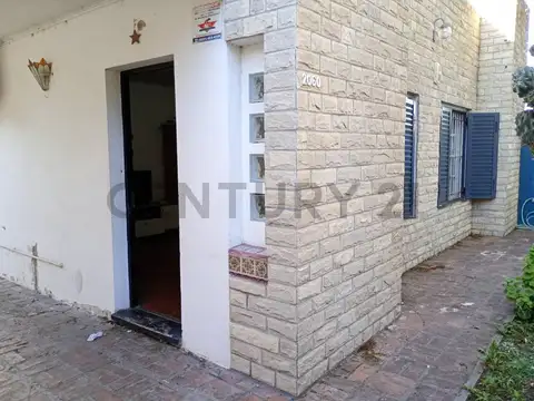 Casa Venta. Calle 61 entre 136 y 137.-