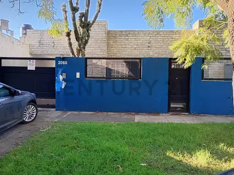 Casa Venta. Calle 61 entre 136 y 137.-