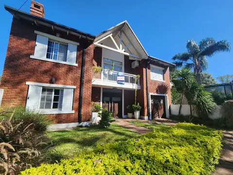Excelente casa con amplio Jardín y pileta en Fisherton tradicional.