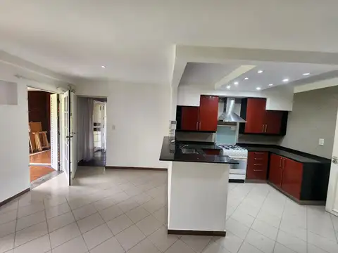 Excelente casa con amplio Jardín y pileta en Fisherton tradicional.