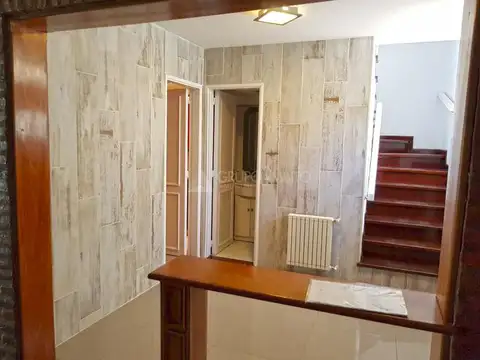 Casa en Alquiler con 2 cocheras