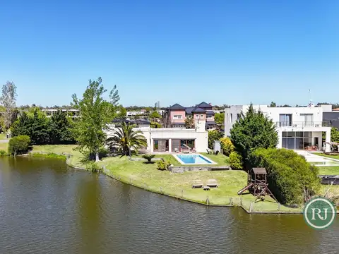 Casa en Venta con 2 cocheras