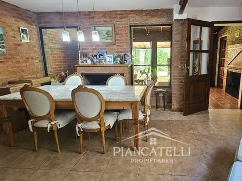 Casa 4 ambientes con 2 baños