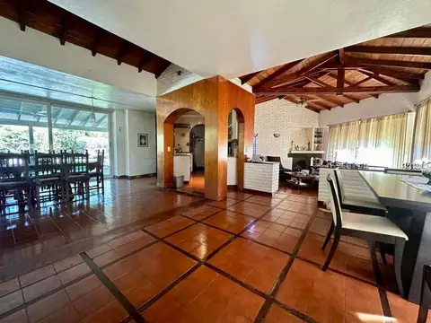 Casa 5 ambientes con 4 baños