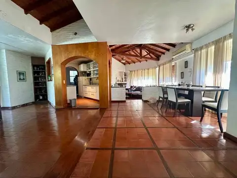 Casa en Venta con 4 cocheras