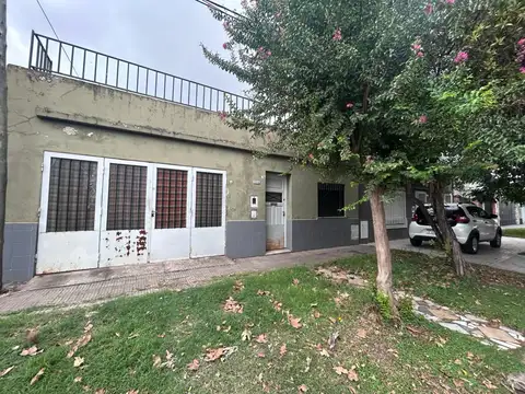 Pje Gomensoro 1500, casa dos dormitorios, cochera, patio.