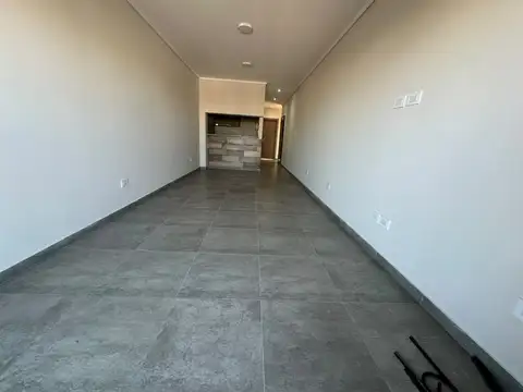 Venta de amplio tres ambientes con cochera, balcón y patio en Dominico.