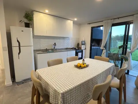 Casa en Venta con 3 cocheras