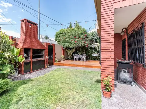 Casa en venta con cochera en Villa lugano
