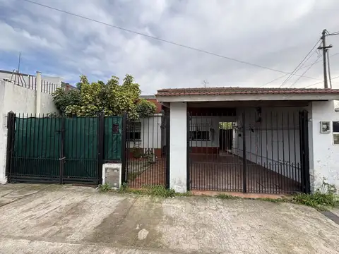 Casa con dpto. independiente, quincho y galpón