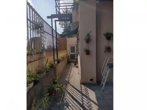 Casa 8 ambientes con 2 baños