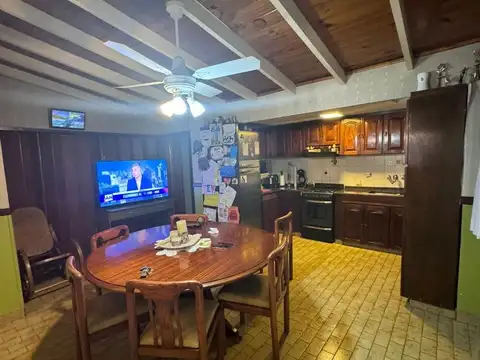 VENTA IMPECABLE CHALET SOBRE AMPLIO LOTE MERLO