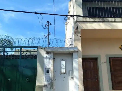 Casa interna única con gran patio y potencial en Barrio Sarmiento