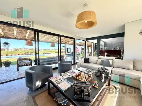Casa en Venta con 4 cocheras