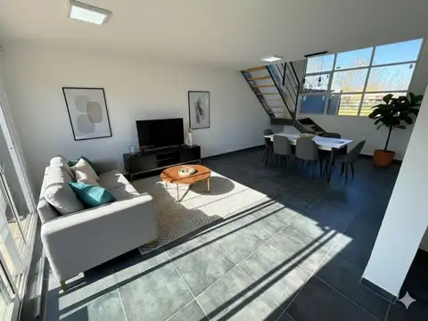 VENTA: casa sobre el lago en Tierra de sueños 3 de tres dormitorios con jardin y pileta