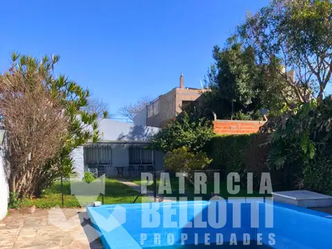 Excelente Casa con Pileta y Quincho Ubicada en Zona de 22 E/49 y 50 - La Plata