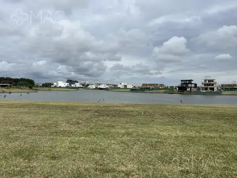 Lote en barrio Los Puentes