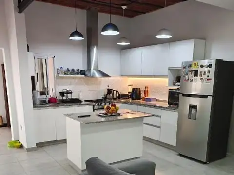 Casa 5 ambientes con 3 baños