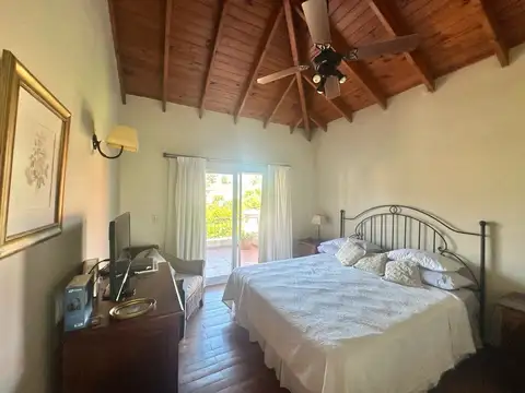 Casa 6 ambientes con 5 baños