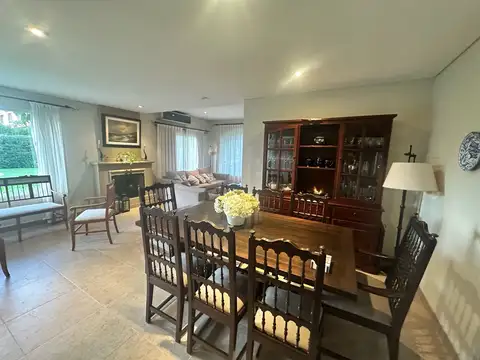 Casa en Venta con 3 cocheras