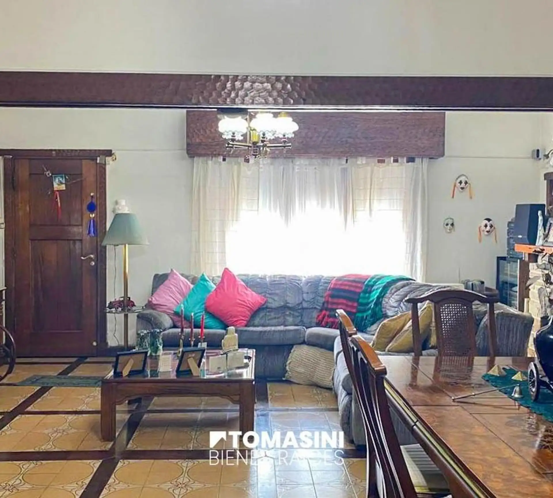 Chalet de 4 ambientes con garage, parrilla y departamento
