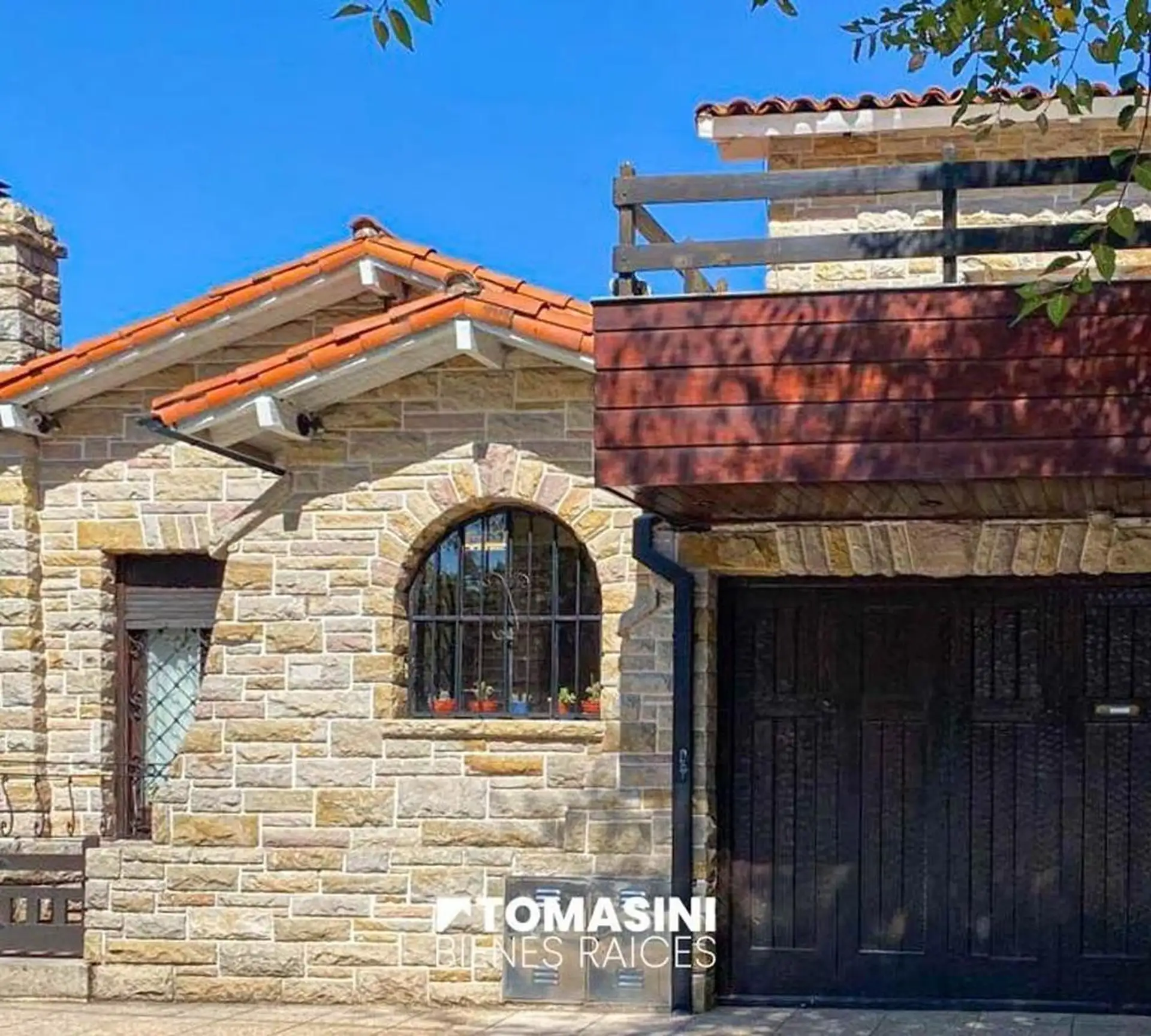 Chalet de 4 ambientes con garage, parrilla y departamento