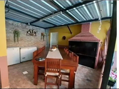 Casa 4 ambientes con 2 baños