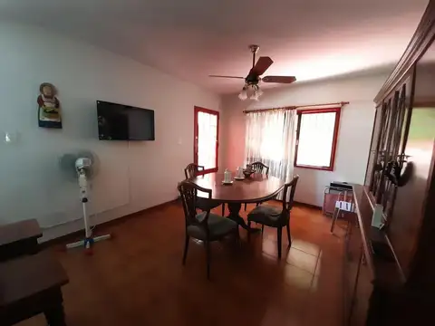 Casa 4 ambientes con 2 baños